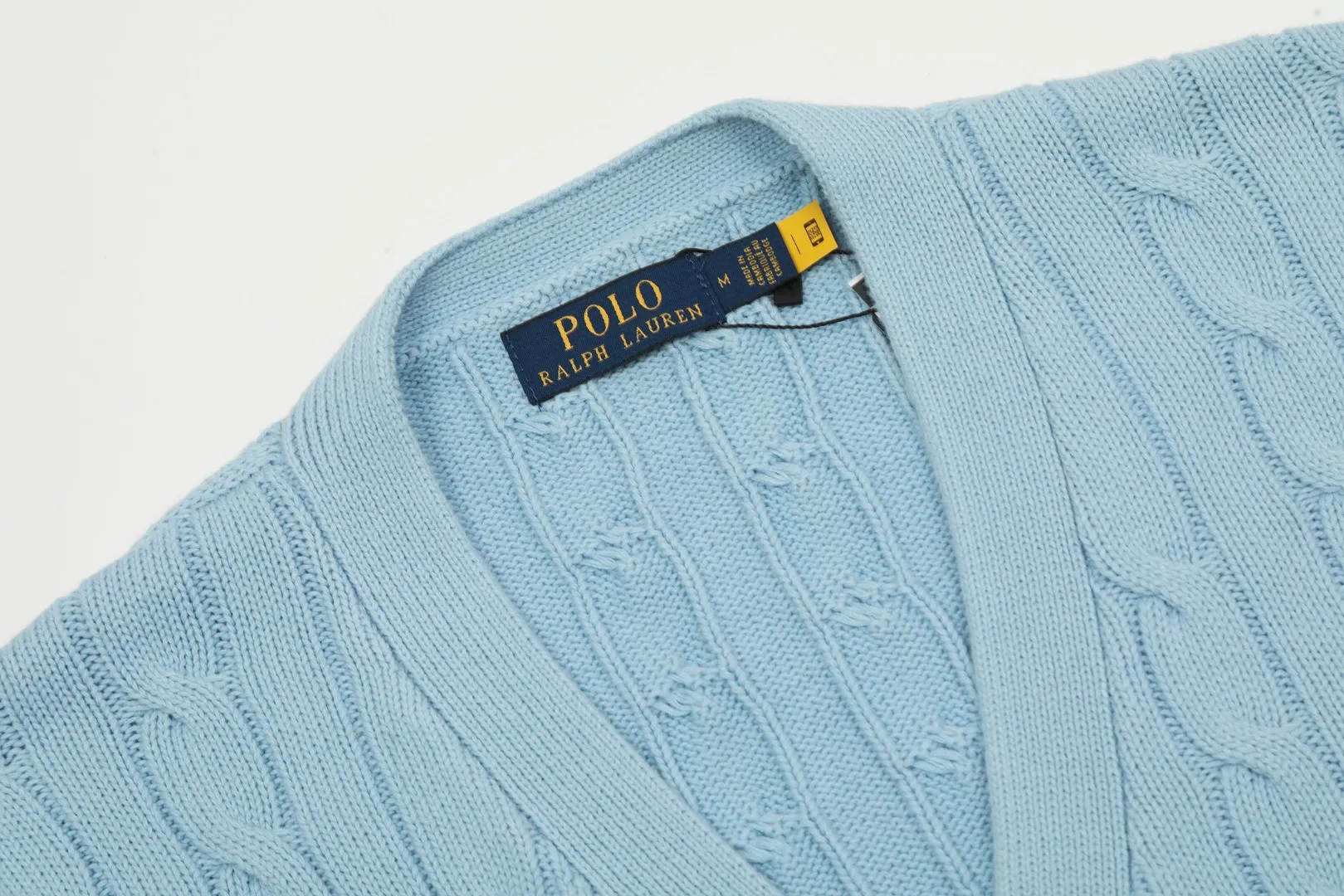 🅿️270 "Top quality" Style number: DS013# [Ralph Lauren V-neck solid color pony embroidered logo twist knitted cardigan] ✅Ralph Lauren classic basic versatile all-season couple knitted cardigan jacket ✅Main supplier platform live broadcast Wholesale entity Replacement if out of stock No removal from shelves ✅ZP quality 1:1 version Scan the code to enter the GF website Counter quality ✅Detailed quality The only one in Guangzhou Imported quality cotton yarn Focusing on high-end, cost-effective, good quality, needless to say. ✅The version is restored to the original. The maximum size can be worn up to 200 pounds. Loose, comfortable and stress-free. ✅The upper body is simple and easy to match. A must-have for ootd. Good-looking clothes are never picky. A must-have for couples with the same style. Size: S-XL. Color: black, navy, off-white, gray, light blue, khaki.